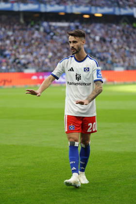 2026.10.17 xfsx Fussball 1. Bundesliga Hamburger Sportverein - VfB Stuttgart v.l. Fabio Daniel Ferreira Vieira (Hamburger SV, 20) gibt Anweisungen, gestikuliert, mit den Armen gestikulieren, gives instructions, gesticulate (DFL DFB regulations prohibit any use of photographs as image sequences and or quasi-video. Copyright: HMBxMedia FernandoxSoares