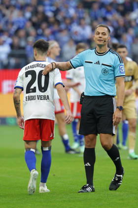 2026.10.17 xfsx Fussball 1. Bundesliga Hamburger Sportverein - VfB Stuttgart v.l. Fabio Daniel Ferreira Vieira (Hamburger SV, 20), Schiedsrichter Robert Hartmann (DFL DFB regulations prohibit any use of photographs as image sequences and or quasi-video. Copyright: HMBxMedia FernandoxSoares