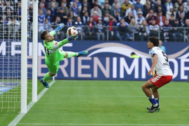 2026.10.17 xfsx Fussball 1. Bundesliga Hamburger Sportverein - VfB Stuttgart v.l. Torwart Dennis Seimen (VfB Stuttgart, 41) waert den Ball ab, Martin Adeline (Hamburger SV, 5) (DFL DFB regulations prohibit any use of photographs as image sequences and or quasi-video. Copyright: HMBxMedia FernandoxSoares