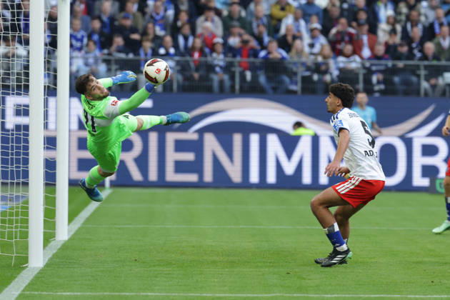 2026.10.17 xfsx Fussball 1. Bundesliga Hamburger Sportverein - VfB Stuttgart v.l. Torwart Dennis Seimen (VfB Stuttgart, 41) waert den Ball ab, Martin Adeline (Hamburger SV, 5) (DFL DFB regulations prohibit any use of photographs as image sequences and or quasi-video. Copyright: HMBxMedia FernandoxSoares