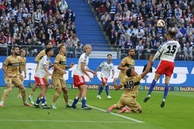 2026.10.17 xfsx Fussball 1. Bundesliga Hamburger Sportverein - VfB Stuttgart v.l. Yussuf Poulsen (Hamburger SV, 15) koepft den Ball (DFL DFB regulations prohibit any use of photographs as image sequences and or quasi-video. Copyright: HMBxMedia FernandoxSoares