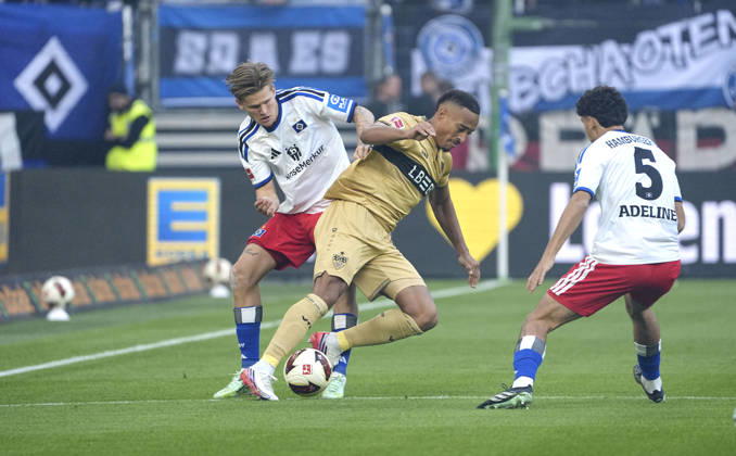 Foto : Jamie LEWELING ( Stuttgart ) gegen David Möller Wolfe ( HSV ) Fussball Bundesliga , 6. Spieltag am Sa. 17.10.2026 Hamburger SV - VfB Stuttgart