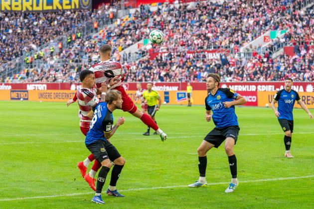 Steven van der Sloot (Fortuna Düsseldorf, 02), Niko Bretschneider (1.FC Saarbrücken, 28), 09f05 koepft den Ball in die Mitte, Siemen Voet (1.FC Saarbrücken, 04) Fortuna Duesseldorf vs. 1.FC Saarbruecken, Fussball, 3.Liga, 10.Spieltag, Saison 2026 27, 17.10.2026, DFL REGULATIONS PROHIBIT ANY USE OF PHOTOGRAPHS AS IMAGE SEQUENCES AND OR QUASI-VIDEO, Fortuna Duesseldorf vs. 1.FC Saarbruecken, Fussball, 3.Liga, 10.Spieltag, Saison 2026 27, 17.10.2026 Düsseldorf Copyright: xEibner-Pressefoto LukasxBaldygax EP_LBA
