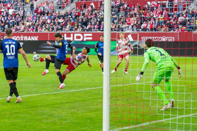 Steven van der Sloot (Fortuna Düsseldorf, 02) mit einem Schuss im fallen gegen Daniel Gleiber (1.FC Saarbrücken, 05), Matteo Bignetti (1.FC Saarbrücken, 01) Fortuna Duesseldorf vs. 1.FC Saarbruecken, Fussball, 3.Liga, 10.Spieltag, Saison 2026 27, 17.10.2026, DFL REGULATIONS PROHIBIT ANY USE OF PHOTOGRAPHS AS IMAGE SEQUENCES AND OR QUASI-VIDEO, Fortuna Duesseldorf vs. 1.FC Saarbruecken, Fussball, 3.Liga, 10.Spieltag, Saison 2026 27, 17.10.2026 Düsseldorf Copyright: xEibner-Pressefoto LukasxBaldygax EP_LBA