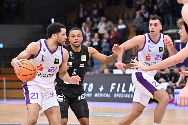 BG Göttingen - Nürnberg Falcons 17.10.2026, Göttingen: Basketball; 2. Bundesliga, ProA, BG Göttingen - Nürnberg Falcons, 5. Spieltag, Sparkassen-Arena. : Zach Jackson (l, BG Göttingen) dribbelt gegen Xavier Bell (r, Nürnberg Falcons). Göttingen Niedersachsen Deutschland