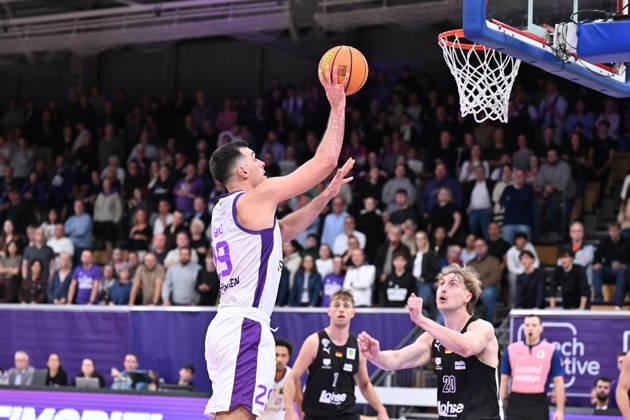 BG Göttingen - Nürnberg Falcons 17.10.2026, Göttingen: Basketball; 2. Bundesliga, ProA, BG Göttingen - Nürnberg Falcons, 5. Spieltag, Sparkassen-Arena. Omar Pajic (BG Göttingen) zieht zum Korb. Göttingen Niedersachsen Deutschland
