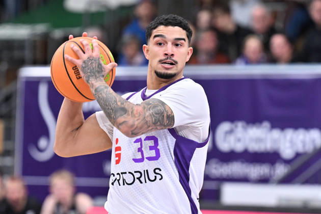 BG Göttingen - Nürnberg Falcons 17.10.2026, Göttingen: Basketball; 2. Bundesliga, ProA, BG Göttingen - Nürnberg Falcons, 5. Spieltag, Sparkassen-Arena. Tai Bibbs (BG Göttingen) passt. Göttingen Niedersachsen Deutschland