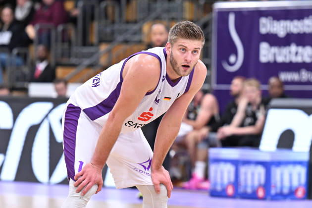 BG Göttingen - Nürnberg Falcons 17.10.2026, Göttingen: Basketball; 2. Bundesliga, ProA, BG Göttingen - Nürnberg Falcons, 5. Spieltag, Sparkassen-Arena. Mathis Mönninghoff (BG Göttingen) stützt sich mit den Händen auf die Knie. Göttingen Niedersachsen Deutschland
