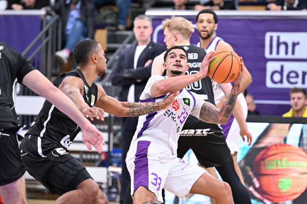 BG Göttingen - Nürnberg Falcons 17.10.2026, Göttingen: Basketball; 2. Bundesliga, ProA, BG Göttingen - Nürnberg Falcons, 5. Spieltag, Sparkassen-Arena. Tai Bibbs (BG Göttingen) zieht zum Korb. Göttingen Niedersachsen Deutschland