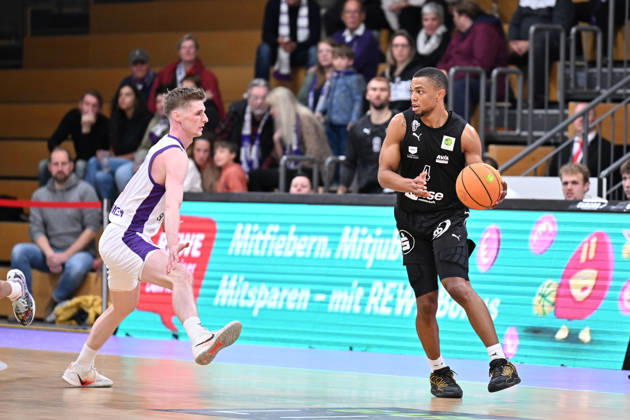 BG Göttingen - Nürnberg Falcons 17.10.2026, Göttingen: Basketball; 2. Bundesliga, ProA, BG Göttingen - Nürnberg Falcons, 5. Spieltag, Sparkassen-Arena. : Xavier Bell (r, Nürnberg Falcons) dribbelt gegen Daniel Kirchner (l, BG Göttingen). Göttingen Niedersachsen Deutschland