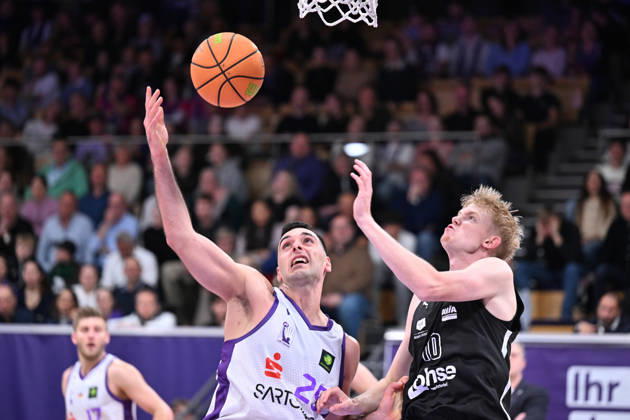 BG Göttingen - Nürnberg Falcons 17.10.2026, Göttingen: Basketball; 2. Bundesliga, ProA, BG Göttingen - Nürnberg Falcons, 5. Spieltag, Sparkassen-Arena. : Omar Pajic (l, BG Göttingen) kämpft mit Ty Allred (r, Nürnberg Falcons) um den Ball. Göttingen Niedersachsen Deutschland