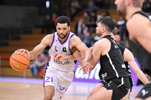 BG Göttingen - Nürnberg Falcons 17.10.2026, Göttingen: Basketball; 2. Bundesliga, ProA, BG Göttingen - Nürnberg Falcons, 5. Spieltag, Sparkassen-Arena. : Zach Jackson (l, BG Göttingen) dribbelt gegen Tim Köpple (r, Nürnberg Falcons). Göttingen Niedersachsen Deutschland