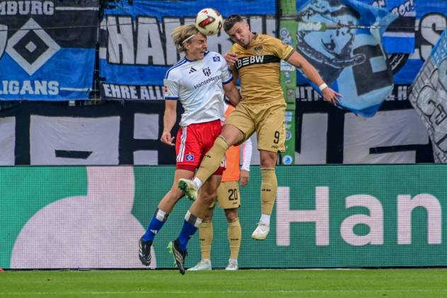 Sebastiaan Bornauw ( HSV ) Ermedin Demirovic ( Stuttgart ) Deutschland , Hamburg , Volksparkstadion , Fussball , 1. Bundesliga , Hamburger SV - VFB Stuttgart