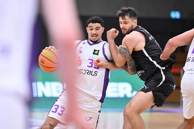 BG Göttingen - Nürnberg Falcons 17.10.2026, Göttingen: Basketball; 2. Bundesliga, ProA, BG Göttingen - Nürnberg Falcons, 5. Spieltag, Sparkassen-Arena. : Tai Bibbs (l, BG Göttingen) kämpft mit Tim Köpple (r, Nürnberg Falcons) um den Ball. Göttingen Niedersachsen Deutschland