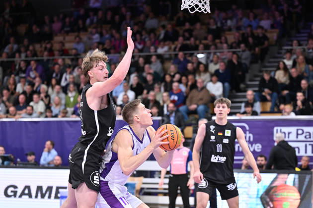 BG Göttingen - Nürnberg Falcons 17.10.2026, Göttingen: Basketball; 2. Bundesliga, ProA, BG Göttingen - Nürnberg Falcons, 5. Spieltag, Sparkassen-Arena. Robin Lodders (BG Göttingen) zieht zum Korb. Göttingen Niedersachsen Deutschland
