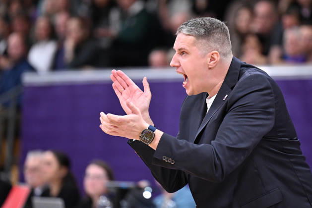 BG Göttingen - Nürnberg Falcons 17.10.2026, Göttingen: Basketball; 2. Bundesliga, ProA, BG Göttingen - Nürnberg Falcons, 5. Spieltag, Sparkassen-Arena. : Head Coach Martins Gulbis (BG Göttingen) klatscht. Göttingen Niedersachsen Deutschland