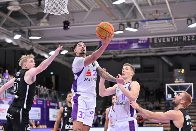 BG Göttingen - Nürnberg Falcons 17.10.2026, Göttingen: Basketball; 2. Bundesliga, ProA, BG Göttingen - Nürnberg Falcons, 5. Spieltag, Sparkassen-Arena. Tai Bibbs (M, BG Göttingen) zieht zum Korb. Göttingen Niedersachsen Deutschland