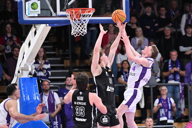 BG Göttingen - Nürnberg Falcons 17.10.2026, Göttingen: Basketball; 2. Bundesliga, ProA, BG Göttingen - Nürnberg Falcons, 5. Spieltag, Sparkassen-Arena. Daniel Kirchner (r, BG Göttingen) springt zum Korb. Göttingen Niedersachsen Deutschland