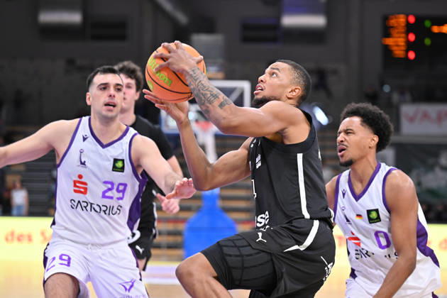 BG Göttingen - Nürnberg Falcons 17.10.2026, Göttingen: Basketball; 2. Bundesliga, ProA, BG Göttingen - Nürnberg Falcons, 5. Spieltag, Sparkassen-Arena. Xavier Bell (Nürnberg Falcons) zieht zum Korb. Göttingen Niedersachsen Deutschland