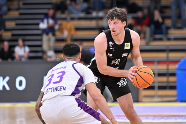 BG Göttingen - Nürnberg Falcons 17.10.2026, Göttingen: Basketball; 2. Bundesliga, ProA, BG Göttingen - Nürnberg Falcons, 5. Spieltag, Sparkassen-Arena. : Nate Heise (r, Nürnberg Falcons) dribbelt gegen Tai Bibbs (l, BG Göttingen). Göttingen Niedersachsen Deutschland