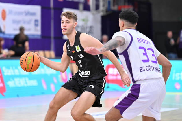 BG Göttingen - Nürnberg Falcons 17.10.2026, Göttingen: Basketball; 2. Bundesliga, ProA, BG Göttingen - Nürnberg Falcons, 5. Spieltag, Sparkassen-Arena. Christian Feneberg (l, Nürnberg Falcons) dribbelt gegen Tai Bibbs (r, BG Göttingen). Göttingen Niedersachsen Deutschland