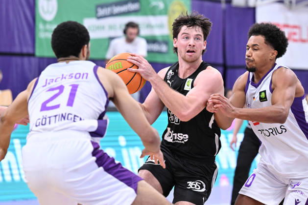 BG Göttingen - Nürnberg Falcons 17.10.2026, Göttingen: Basketball; 2. Bundesliga, ProA, BG Göttingen - Nürnberg Falcons, 5. Spieltag, Sparkassen-Arena. Nate Heise (M, Nürnberg Falcons) dribbelt. Göttingen Niedersachsen Deutschland
