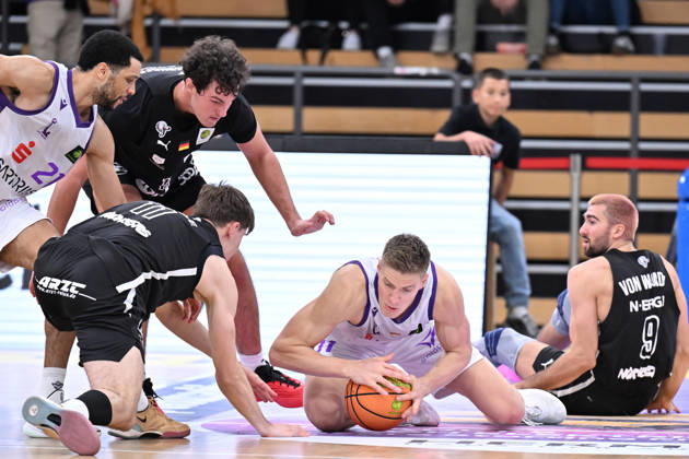 BG Göttingen - Nürnberg Falcons 17.10.2026, Göttingen: Basketball; 2. Bundesliga, ProA, BG Göttingen - Nürnberg Falcons, 5. Spieltag, Sparkassen-Arena. Robin Lodders (BG Göttingen) kämpft am Boden um den Ball. Göttingen Niedersachsen Deutschland