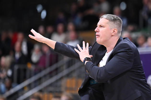 BG Göttingen - Nürnberg Falcons 17.10.2026, Göttingen: Basketball; 2. Bundesliga, ProA, BG Göttingen - Nürnberg Falcons, 5. Spieltag, Sparkassen-Arena. : Head Coach Martins Gulbis (BG Göttingen) gestikuliert am Spielfeldrand. Göttingen Niedersachsen Deutschland