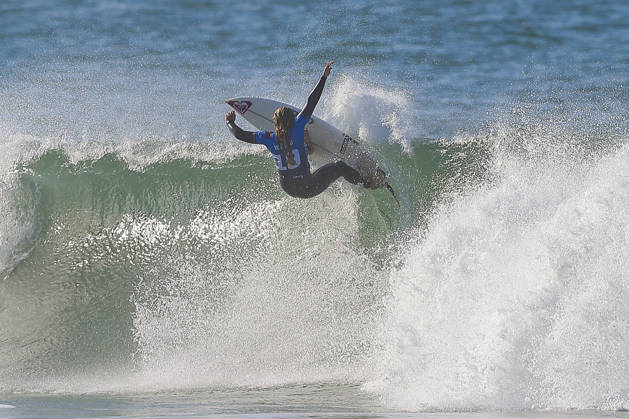 Meo Rip Curl Pro Portugal - Quarter Finals Francisca Veselko of Portugal competes during the Meo Rip Curl Pro Portugal at Praia dos Supertubos in Peniche, Portugal, on October 17, 2026.  Copyright: xJoaoxRicox originalFilename:rico-meoripcu261017_npAtw.jpg