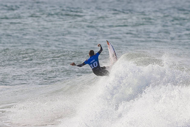 Meo Rip Curl Pro Portugal - Quarter Finals Carissa Moore of the United States enters the water during the Meo Rip Curl Pro Portugal at Praia dos Supertubos in Peniche, Portugal, on October 17, 2026.  Copyright: xJoaoxRicox originalFilename:rico-meoripcu261017_npB7O.jpg