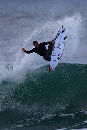 Meo Rip Curl Pro Portugal - Quarter Finals Italo Ferreira of Brazil warms up during the Meo Rip Curl Pro Portugal at Praia dos Supertubos in Peniche, Portugal, on October 17, 2026.  Copyright: xJoaoxRicox originalFilename:rico-meoripcu261017_npFjF.jpg