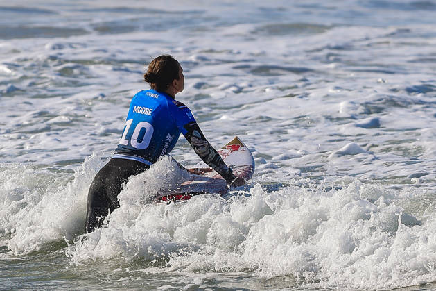 Meo Rip Curl Pro Portugal - Quarter Finals Carissa Moore of the United States enters the water during the Meo Rip Curl Pro Portugal at Praia dos Supertubos in Peniche, Portugal, on October 17, 2026.  Copyright: xJoaoxRicox originalFilename:rico-meoripcu261017_npSCW.jpg