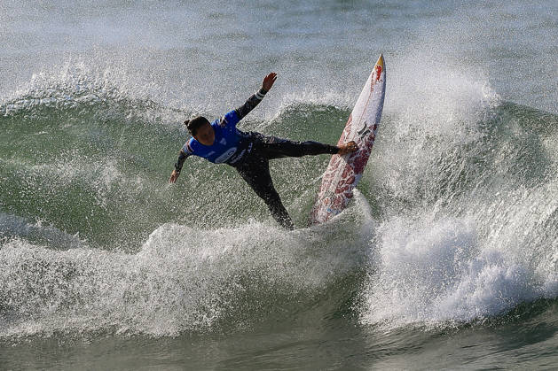 Meo Rip Curl Pro Portugal - Quarter Finals Carissa Moore of the United States enters the water during the Meo Rip Curl Pro Portugal at Praia dos Supertubos in Peniche, Portugal, on October 17, 2026.  Copyright: xJoaoxRicox originalFilename:rico-meoripcu261017_npyJq.jpg