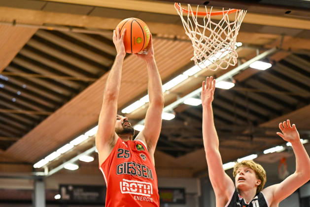 Viktor Kovacevic Barmer 2. Basketball Bundesliga, Pro A, 5. Spieltag, 46ers, Basketball Saison 2026 2027, BBL, Deutschland, Gießen 46ers RheinStars Köln, Gießen in rot, Herren, Männer, Köln in schwarz