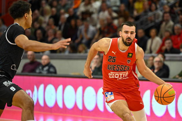 Viktor Kovacevic Barmer 2. Basketball Bundesliga, Pro A, 5. Spieltag, 46ers, Basketball Saison 2026 2027, BBL, Deutschland, Gießen 46ers RheinStars Köln, Gießen in rot, Herren, Männer, Köln in schwarz
