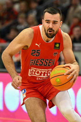 Viktor Kovacevic Barmer 2. Basketball Bundesliga, Pro A, 5. Spieltag, 46ers, Basketball Saison 2026 2027, BBL, Deutschland, Gießen 46ers RheinStars Köln, Gießen in rot, Herren, Männer, Köln in schwarz