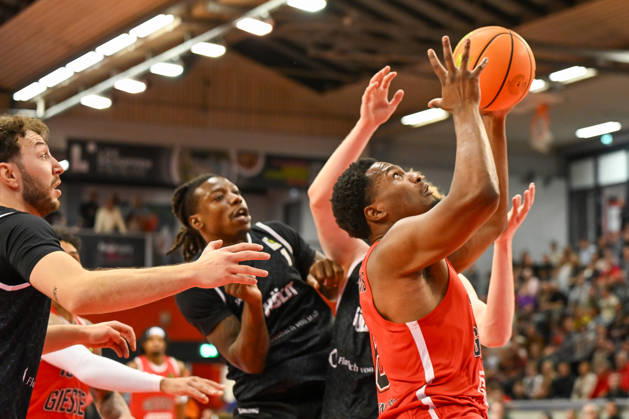 Alex Williams Barmer 2. Basketball Bundesliga, Pro A, 5. Spieltag, 46ers, Basketball Saison 2026 2027, BBL, Deutschland, Gießen 46ers RheinStars Köln, Gießen in rot, Herren, Männer, Köln in schwarz