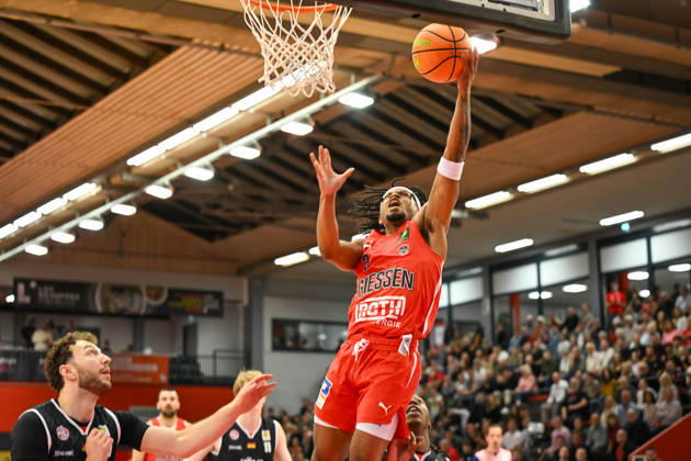 Zach CooksBarmer 2. Basketball Bundesliga, Pro A, 5. Spieltag, 46ers, Basketball Saison 2026 2027, BBL, Deutschland, Gießen 46ers RheinStars Köln, Gießen in rot, Herren, Männer, Köln in schwarz
