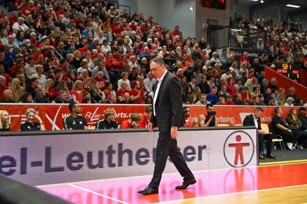 Branislav Ignjatovic Barmer 2. Basketball Bundesliga, Pro A, 5. Spieltag, 46ers, Basketball Saison 2026 2027, BBL, Deutschland, Gießen 46ers RheinStars Köln, Gießen in rot, Herren, Männer, Köln in schwarz