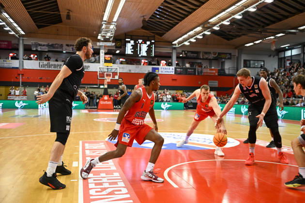 Nigel Scantlebury, Till Gloger Barmer 2. Basketball Bundesliga, Pro A, 5. Spieltag, 46ers, Basketball Saison 2026 2027, BBL, Deutschland, Gießen 46ers RheinStars Köln, Gießen in rot, Herren, Männer, Köln in schwarz