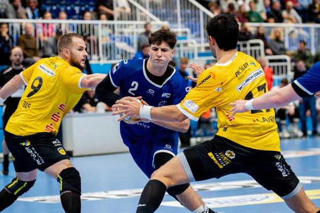 Dormagen, 17.10.2026, Handball, Herren, 2. Bundesliga, 8. Spieltag, 2026 2027: TSV Bayer Dormagen HSC 2000 Coburg Luca Krist (TSV Bayer Dormagen, 2) im Zweikampf mit Bartlomiej Bis (HSC 2000 Coburg, 9) und Nejc Planinsek (HSC 2000 Coburg, 17) Dormagen TSV Bayer Sportcenter NRW Germany