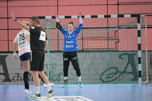 Sara Suba (TusSies Metzingen, 77) im Tor im Zweikampf beim 7 Meter mit Paulina Uscinowicz Union Neckarsulm, 78) TusSies Metzingen vs. Sport-Union Neckarsulm , Handball, Alsco HBF, 06.Ligaspieltag, Saison 2026 2027, 17.10.2026 TusSies Metzingen vs. Sport-Union Neckarsulm , Handball, Alsco HBF, 06.Ligaspieltag, Saison 2026 2027, 17.10.2026 Tuebingen Copyright: xEibner-Pressefotox EP_TBR