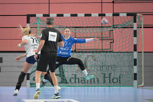 Sara Suba (TusSies Metzingen, 77) im Tor im Zweikampf beim 7 Meter mit Paulina Uscinowicz Union Neckarsulm, 78) TusSies Metzingen vs. Sport-Union Neckarsulm , Handball, Alsco HBF, 06.Ligaspieltag, Saison 2026 2027, 17.10.2026 TusSies Metzingen vs. Sport-Union Neckarsulm , Handball, Alsco HBF, 06.Ligaspieltag, Saison 2026 2027, 17.10.2026 Tuebingen Copyright: xEibner-Pressefotox EP_TBR