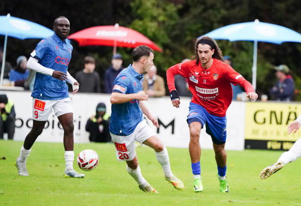 17.10.26 Cham Schweiz. Fussball Herren Saison 2026-2027 Schweizer Cup 2.Hauptrunde SC Cham - FC Sion 0:2 Bild ; Josias Lukembila und Nias Hefti FC Sion gegen Marin Wiskemann FC Cham Re. Aktion