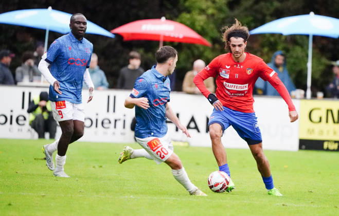 17.10.26 Cham Schweiz. Fussball Herren Saison 2026-2027 Schweizer Cup 2.Hauptrunde SC Cham - FC Sion 0:2 Bild ; Josias Lukembila und Nias Hefti FC Sion gegen Marin Wiskemann FC Cham Re. Aktion