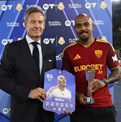 Donyell Malen EA SPORTS FC Player of the month di agosto settembre with John Galantic New CEO AS ROMA during the Serie A Enilive soccer match between AS Roma and Genoa at the Rome s Olympic stadium, Italy - October 17, 2026. - Soccer.  Copyright: xFabrizioxCorradetti LaPressex