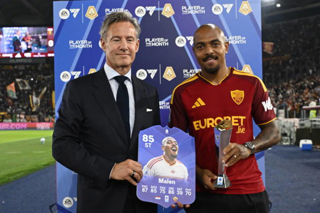 Donyell Malen EA SPORTS FC Player of the month di agosto settembre with John Galantic New CEO AS ROMA during the Serie A Enilive soccer match between AS Roma and Genoa at the Rome s Olympic stadium, Italy - October 17, 2026. - Soccer.  Copyright: xFabrizioxCorradetti LaPressex