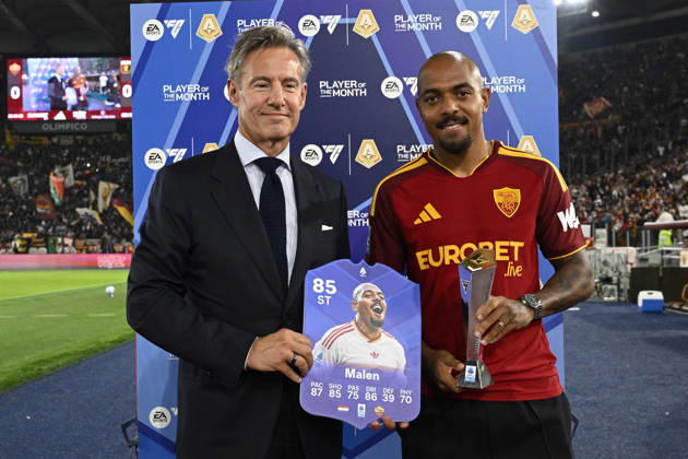Donyell Malen EA SPORTS FC Player of the month di agosto settembre with John Galantic New CEO AS ROMA during the Serie A Enilive soccer match between AS Roma and Genoa at the Rome s Olympic stadium, Italy - October 17, 2026. - Soccer.  Copyright: xFabrizioxCorradetti LaPressex