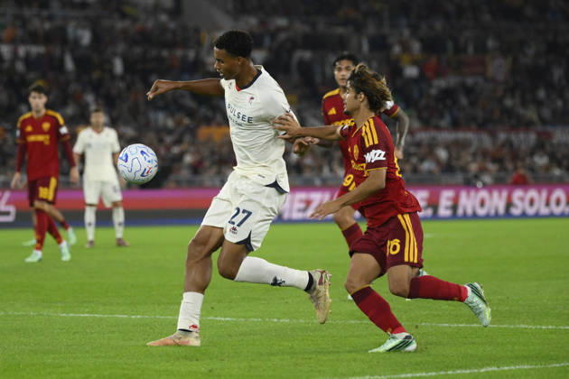 Genoa’s Alessandro Marcandalli fights for the ball with Roma’s Rodrigo Mora during the Serie A Enilive soccer match between AS Roma and Genoa at the Rome s Olympic stadium, Italy - October 17, 2026. - Soccer.  Copyright: xFabrizioxCorradetti LaPressex