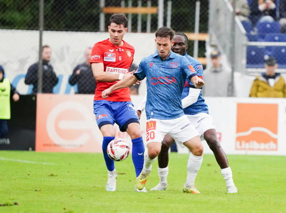 17.10.26 Cham Schweiz. Fussball Herren Saison 2026-2027 Schweizer Cup 2.Hauptrunde SC Cham - FC Sion 0:2 Bild ; Nias Hefti FC Sion gegen Iwan Heggli FC Cham Li. Aktion Zweikampf